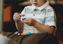 Estudo do MIT conclui que 50% das crianças terão autismo até 2025 criança autismo