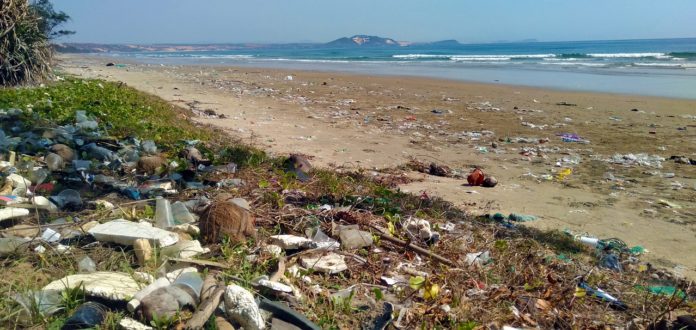 poluição praia plástico lixo