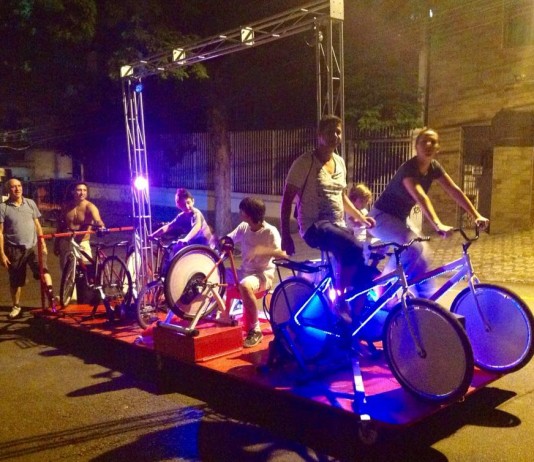 Bloco de carnaval une festa, sustentabilidade e atividade física