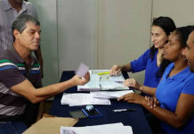 Moradores de Mariana recebem dinheiro de doações