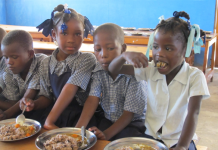 Projeto da ONU financiado pelo Brasil leva alimentos de pequenos agricultores a escolas no Haiti