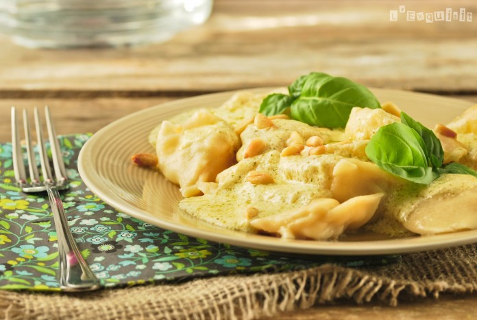 Raviolis de ricotta y jamón serrano con salsa al pesto
