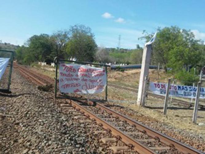Protesto na Ferrovia Vitória a Minas, em Mascarenhas (Foto: Reprodução/ VC no ESTV)