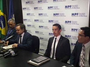 Procuradores entram com ação civil pública contra poder público, Samarco, BHP e Vale (Foto: Thais Pimentel/G1)