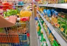 Consumidor planeja compras de supermercado e opta por produtos com saudabilidade