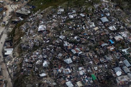 Casas destruídas pela passagem do furacão Matthew por Jeremie, no Haiti. 05/10/2016 REUTERS/Carlos Garcia Rawlins