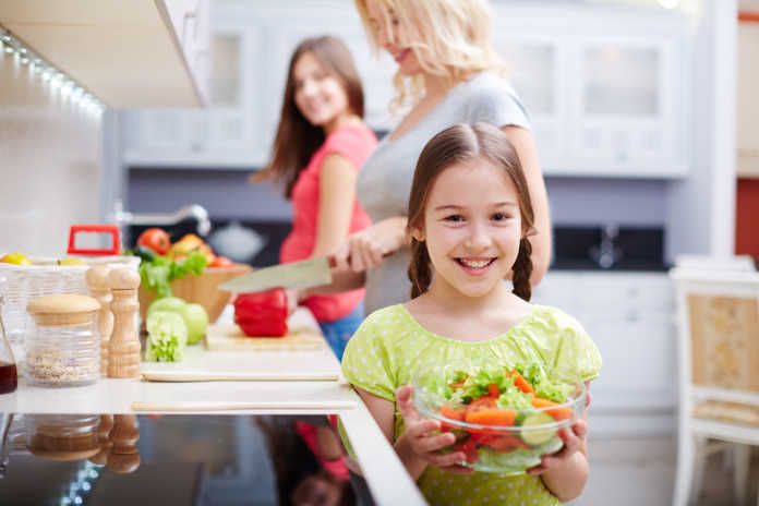 Girl with salad-salada-alimentação-criança