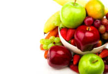 Cuidados com nutrientes na alimentação vegetariana Fresh fruit on plate Isolated on white