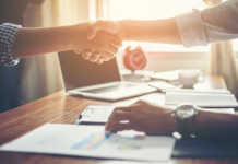 ABNT publica Norma Internacional de Compras Sustentáveis Business People Handshake Greeting Deal at work.