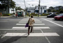 Em São Paulo, 97,8% dos idosos não conseguem atravessar a rua no tempo dos semáforos