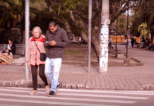 Desatenção causada pelo celular motiva idosa a ajudar pedestres no trânsito