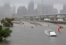 Harvey continua castigando o Texas e inundações afetam 17 milhões na Índia