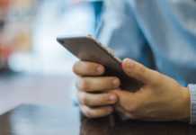 Lives da semana abordam mudanças climáticas até futuro do setor FLV homem usando celular