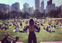 Aula de yoga no cemitério