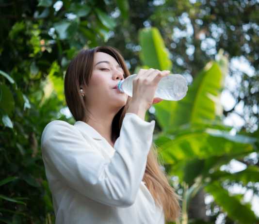 Mitos & Verdades: Beber água durante as refeições atrapalha a digestão?