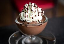 Receita de hoje: Mousse de chocolate para o almoço de Páscoa