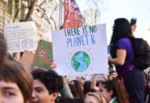 Cinco anos do Acordo de Paris e a desgovernança do clima jovem levanta cartaz para conscientizar sobre os impactos do aquecimento global - mudanças climáticas