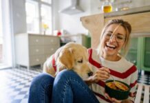 Alimentação natural para cães: benefícios da prática para a saúde do animal