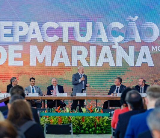 Lula assina acordo de repactuação da reparação dos danos da tragédia de Mariana